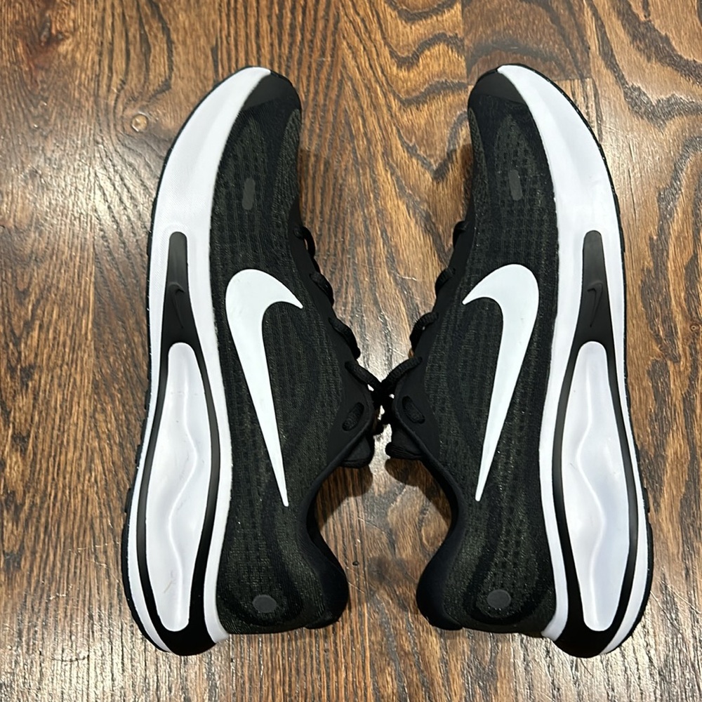 Nike Journey Run
Men's Road Running Shoes, new/never worn. No box Size US 10